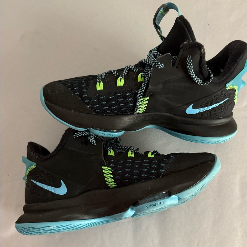 Nike Black and Blue Athletic Shoes with Modern Design